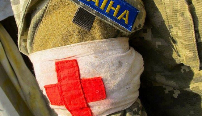Медики спасают жизнь бойцам 