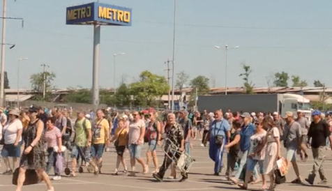 Будні окупації: з'явилося відео величезної черги по воду у Маріуполі
