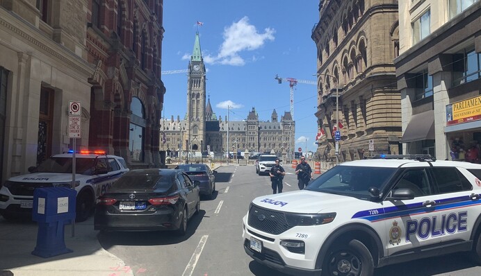 В Канаде полиция заблокировала парламент: первые подробности