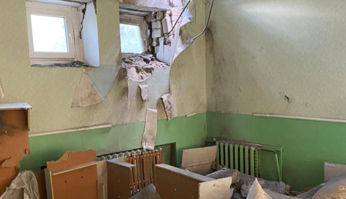 Били по ліцею, житлових будинках та садочках: фото наслідків обстрілу Дніпропетровської області