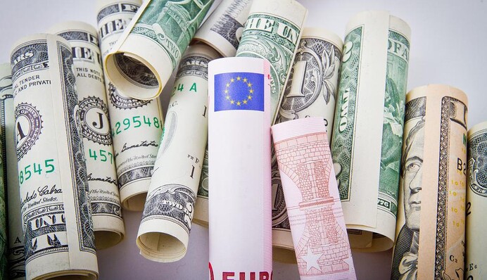 ​Впервые за 20 лет: курсу евро грозит падение до уровня доллара США