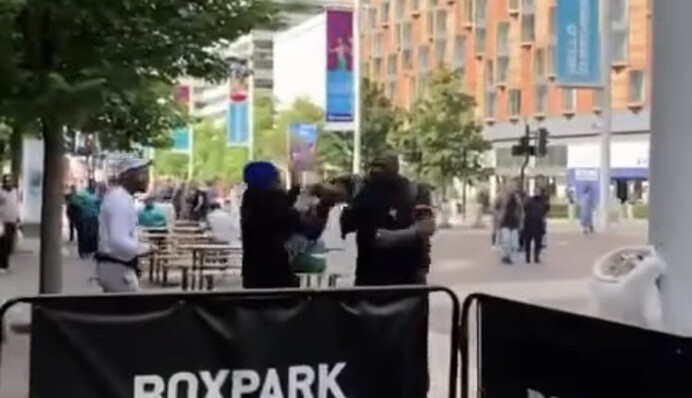 Впечатляющий нокаут: известный боксер жестко разобрался с буйным мужчиной