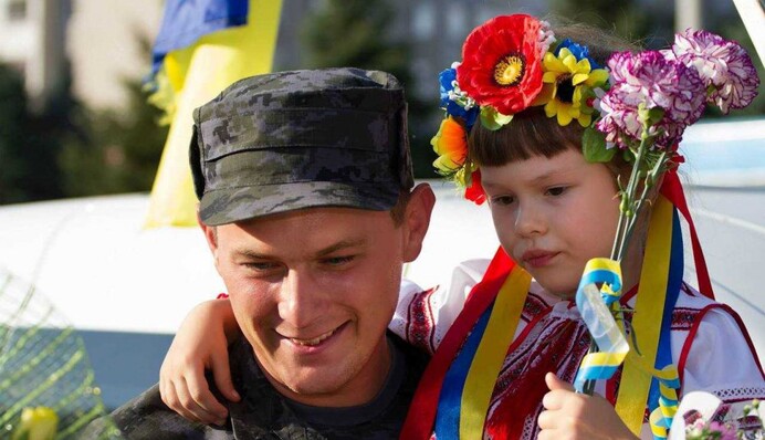 Хочу, щоб тато повернувся: маленькі українці привітали своїх татусів із Днем батька