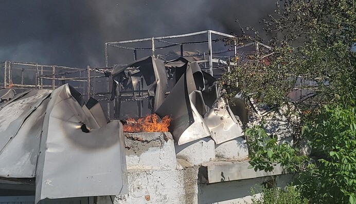 Россия нанесла массированный удар по югу Украины: фото уничтоженного склада в Одессе