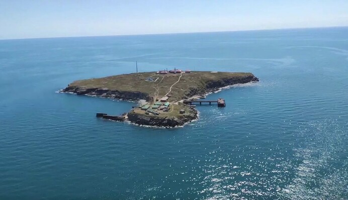 Тройной удар: в сети показали спутниковое фото Змеиного после атаки по оккупантам