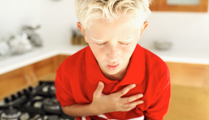 Нужно ли стучать по спине, если подавился: Минздрав развенчал мифы о первой помощи