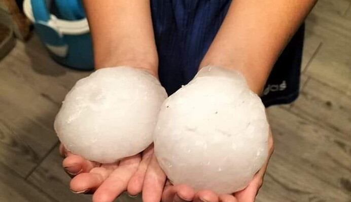 В Италии выпал гигантский град размером с грейпфрут: фото