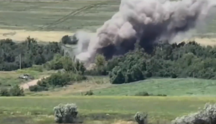 Под Изюмом рашисты потеряли "Рыси" и много другого вооружения: видео ударов