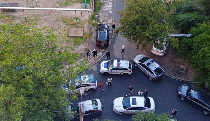 У Дніпрі з житлового будинку кинули гранату - від вибуху постраждала дитина: фото та відео