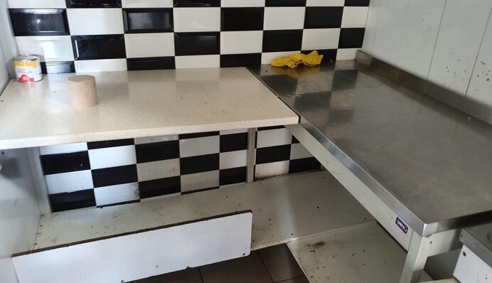 Шаурма із сальмонельозом: у Києві демонтували скандальний МАФ після отруєння 24 людей, фото