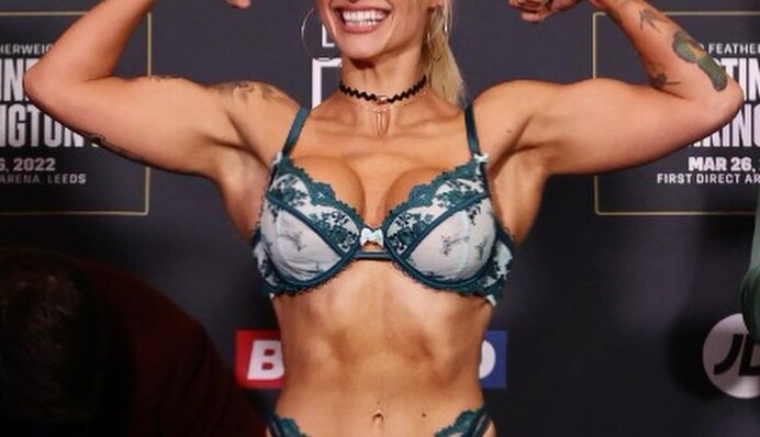 Забыла об огромной груди: красотка-боксерша расстроилась купленному бикини