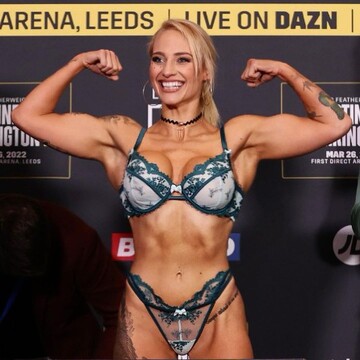 Забула про величезні груди: красуня-боксерша засмутилася через куплений бікіні