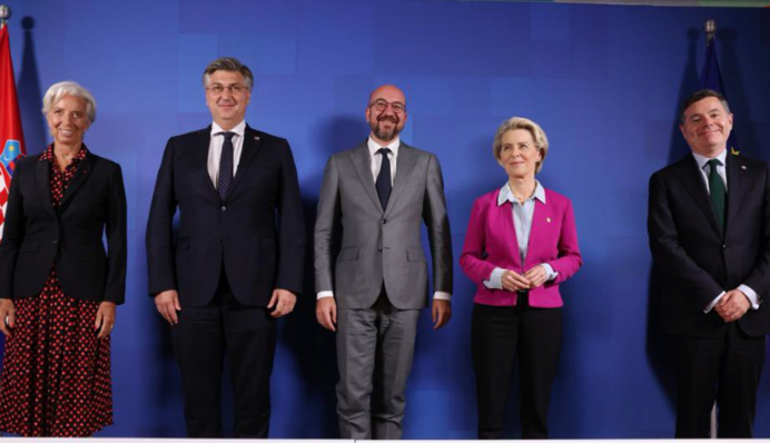 Українцям стане легше їздити за кордон: ще одна країна переходить на євро