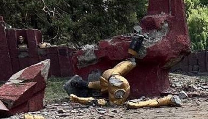 Ракетний удар по Десні: у мережі показали фото та відео наслідків