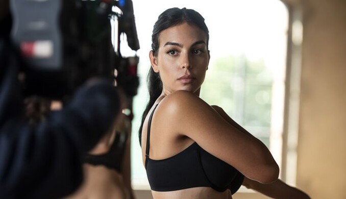 Сногсшибательное селфи: невеста Роналду похвасталась загорелой пышной грудью