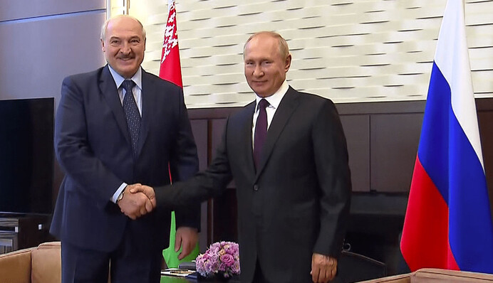 Кортеж Путина неожиданно прибыл в Кремль - подробности  ночного визита