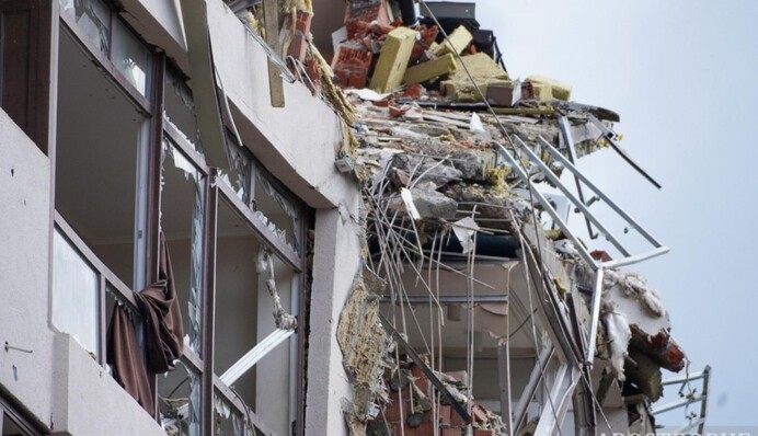 Вікна розбиті у десятках будинків: фото наслідків ракетного удару по Татарці у Києві