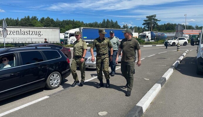 Украинцы сутками стоят на границе с бесплатными евробляхами: как выбрать незагруженный пункт пропуска