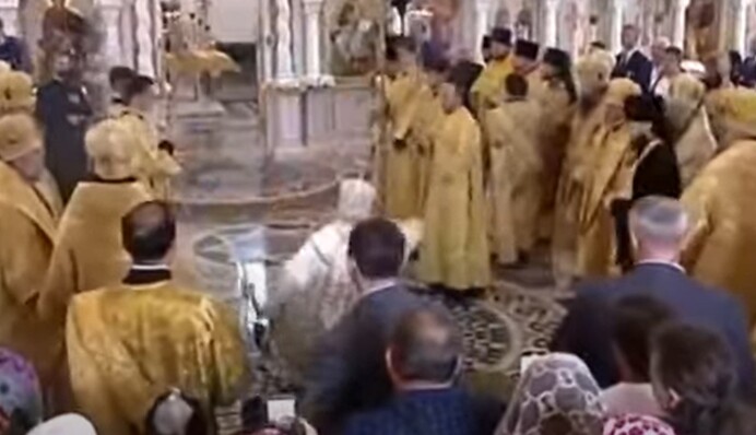 У чорта слизькі копита: українців повеселіло відео падіння у церкві глави РПЦ