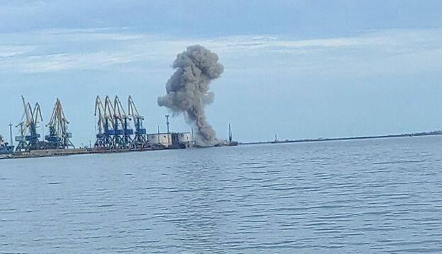 В порту оккупированного Бердянска прогремели мощные взрывы: фото и видео