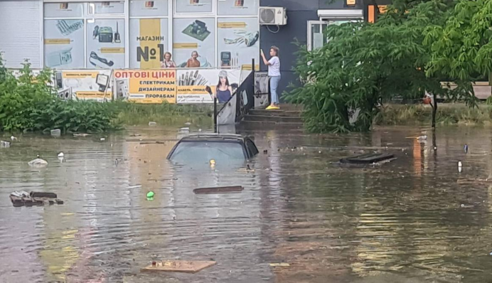 На Киев обрушился мощный ливень: фото и видео разгула стихии