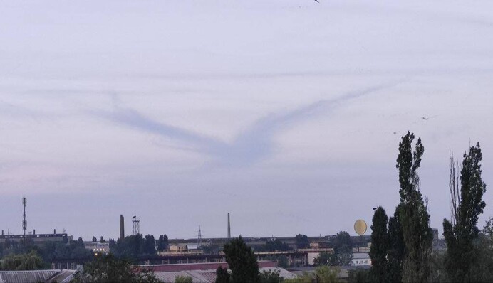 У небі над Дніпром помітили загадковий символ: опубліковано фото