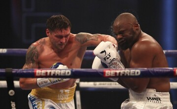 Усик зустрів несподіваного гостя після походу до російської лазні: відео