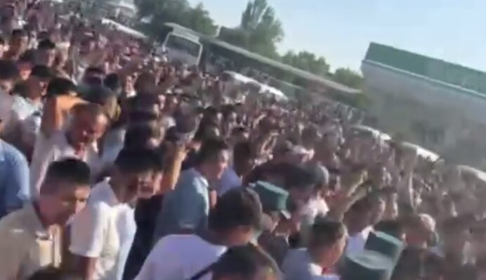 Поліція відкрила вогонь по мітингувальникам в Узбекистані: всі подробиці, фото та відео