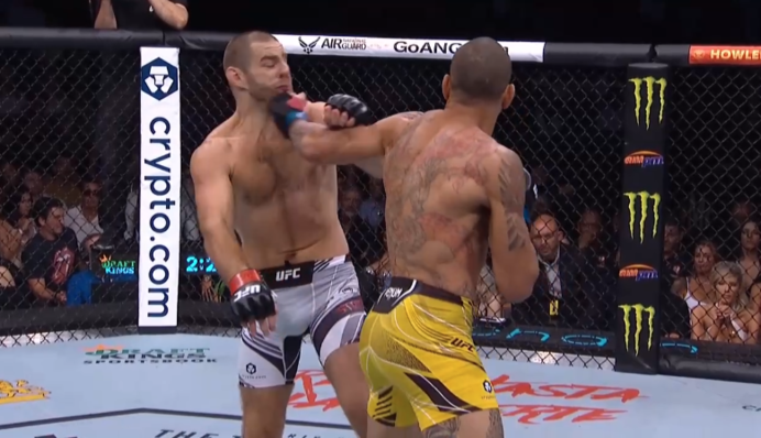 Бойца MMA, призывавшего Украину капитулировать, брутально нокаутировали: видео