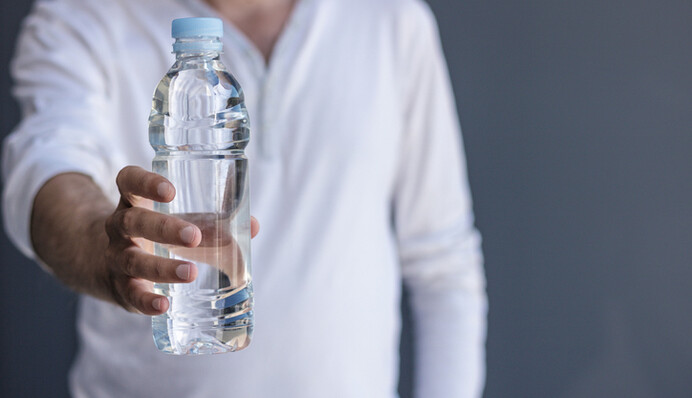 Как правильно пить минеральную воду, чтобы не навредить здоровью: советы врача