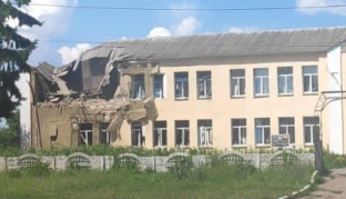 На Сумщині окупанти ракетним ударом з вертольота зруйнували школу: фото
