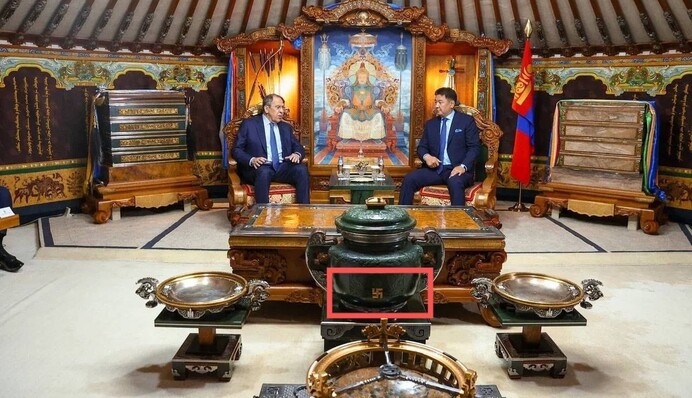 Чекаємо на денацифікацію: мережі повеселило фото Лаврова зі свастикою в Монголії