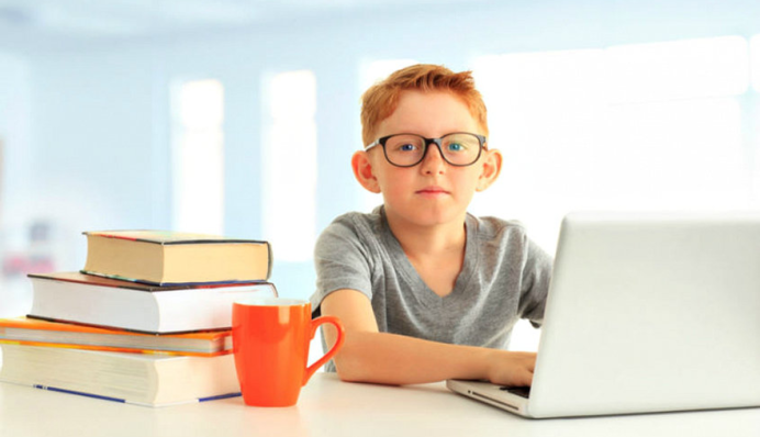 Украинцы требуют отменить очное образование в школах во время войны: от Зеленского ждут ответа