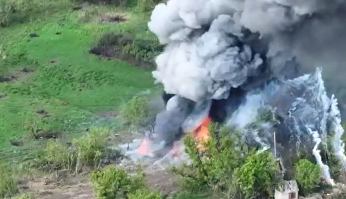 ВСУ уничтожили под Изюмом артсклады оккупантов: видео удара