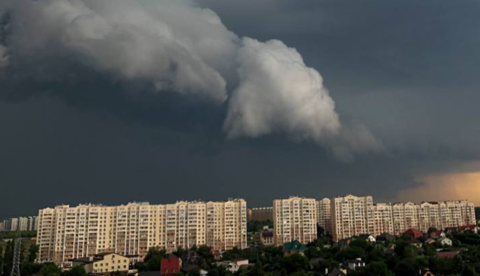 На Киев обрушился мощный ливень: видео разгула стихии