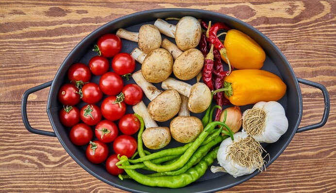 Урожаем придется делиться с соседями: дачникам рассказали о чудо-средстве для роста помидоров и перцев