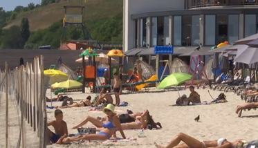 Даже несмотря на возможное наличие мин: на пляжах Одессы все больше туристов, видео