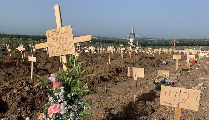 Что ни дом - то могильник: в Мариуполе площадь захоронений выросла вдвое