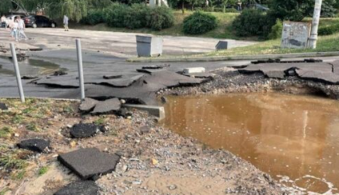 В Киеве серьезное коммунальное ЧП: из-под асфальта бьет мощный 