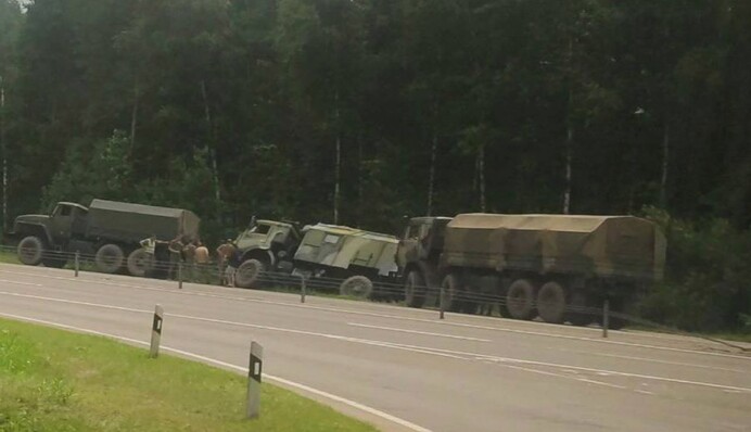 У Білорусі помітили рух колони російської техніки у бік України: фото