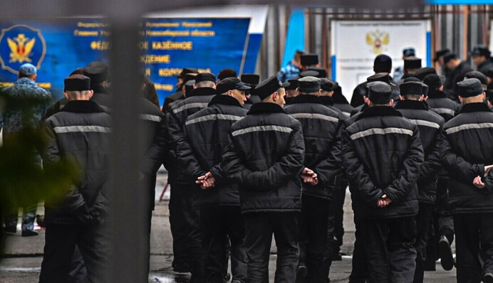 Зэкам дадут оружие и амнистию: в армию РФ 