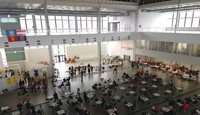 Центры помощи украинцам в Чехии сокращают время работы: названа неожиданная причина