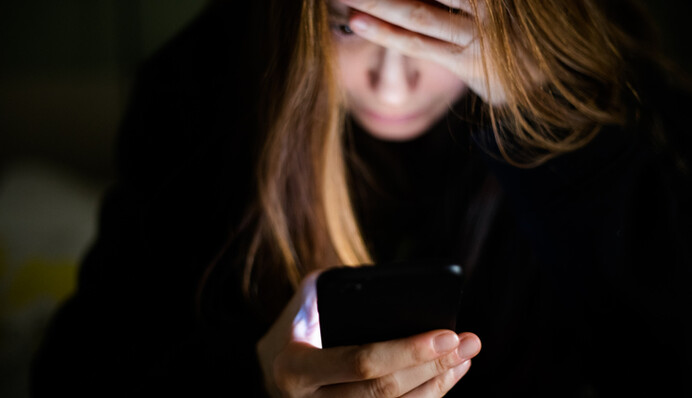 Розгортають стресові реакції: лікар розповіла про вплив страшних фотографій війни на здоров'я