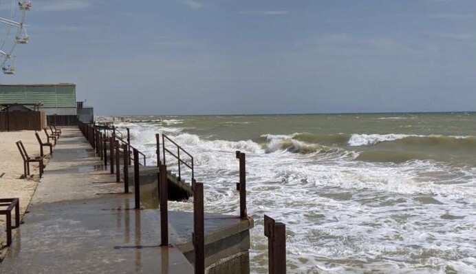 Желающих отдыхать в оккупации нет: что сейчас происходит на пляжах Кирилловки, фото