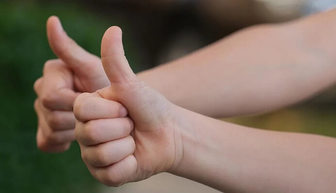 Вредно ли хрустеть пальцами: врач развеяла популярный миф