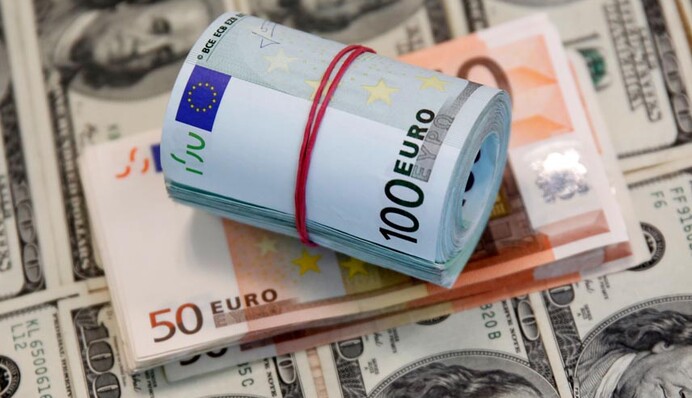 Впервые за 20 лет евро стал дешевле доллара: в чем причина