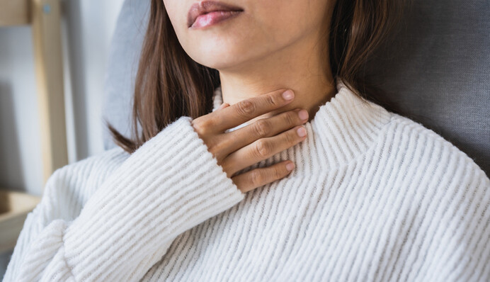 Чому виникає відчуття клубка в горлі та як вирішити цю проблему: поради лікаря