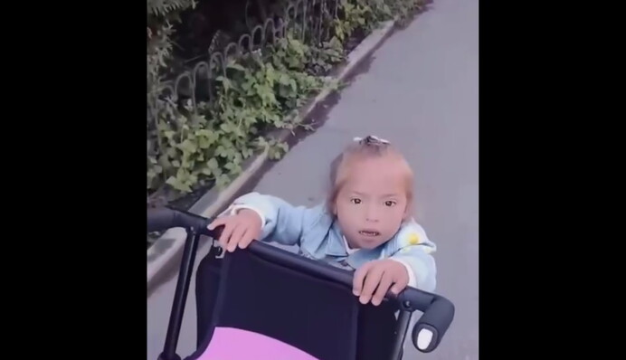 Донечка йшла з мамою на розвиваючі заняття: відео за годину до теракту у Вінниці