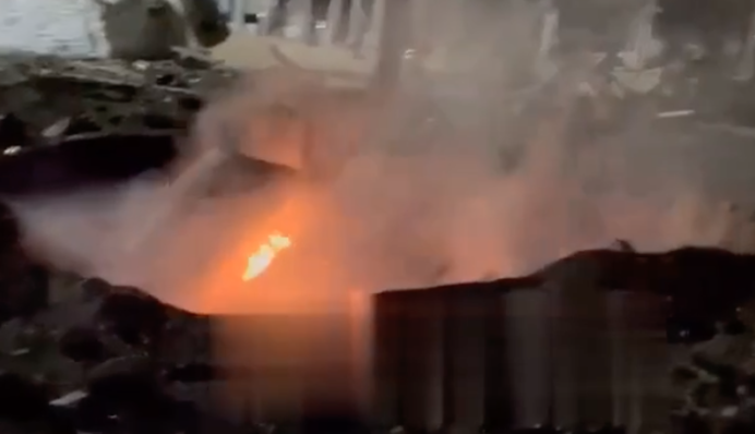 Машина горить посеред вирви: з'явилося відео після удару по Дніпру