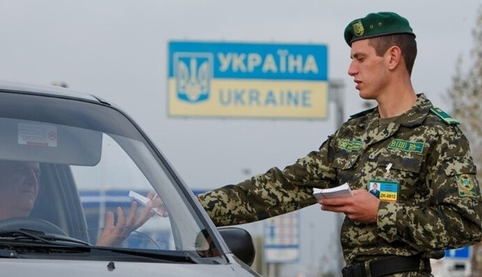 Чи можуть на кордоні вручити повістку тим, хто повертається до України: всі подробиці